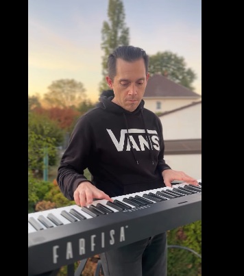 Ben Toury s'amuse avec son piano numérique Farfisa FP 100